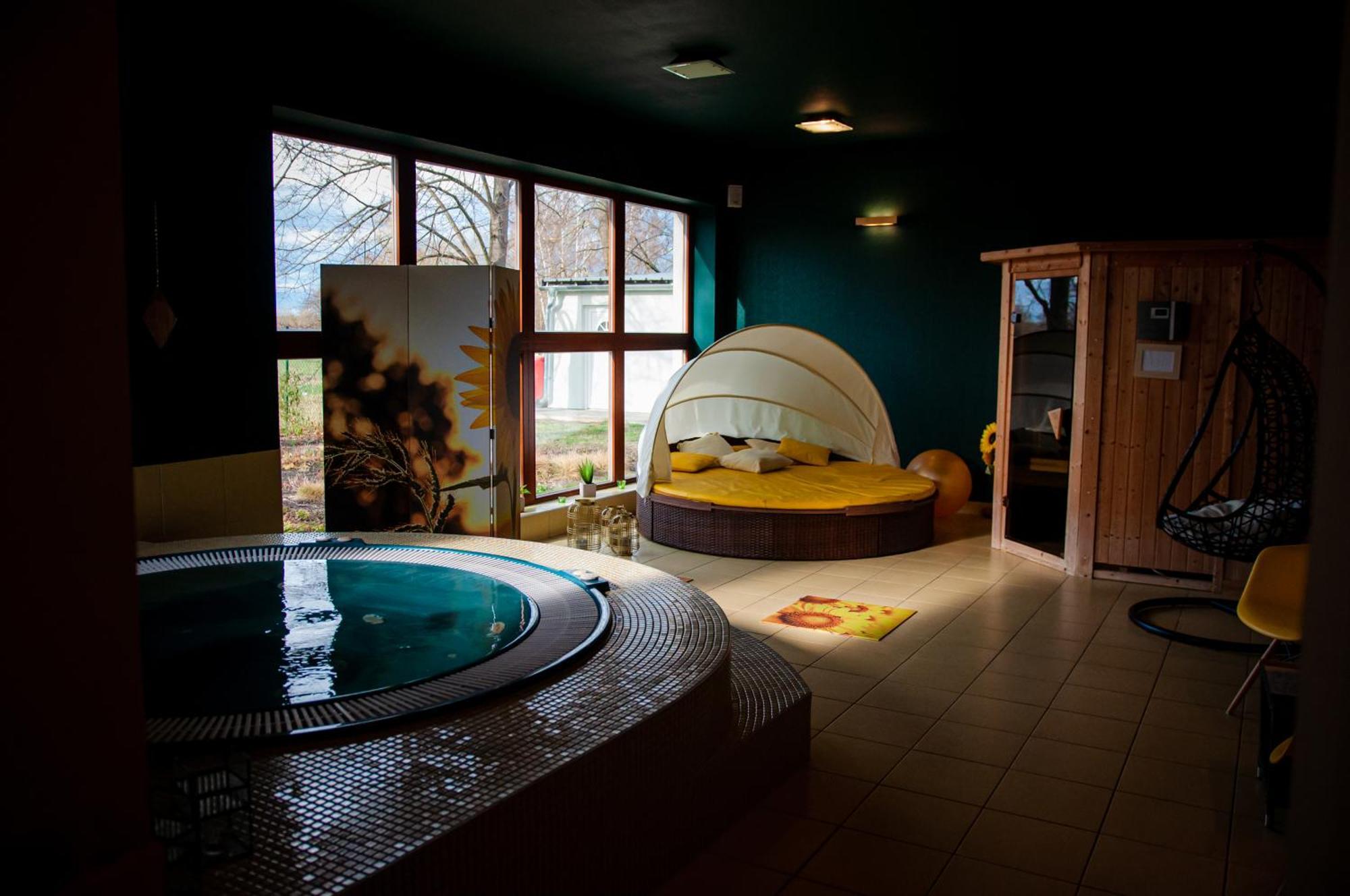 Design Hotel Romantick Тршебонь Экстерьер фото