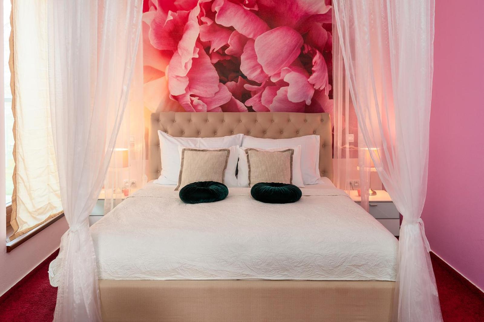 Design Hotel Romantick Тршебонь Экстерьер фото